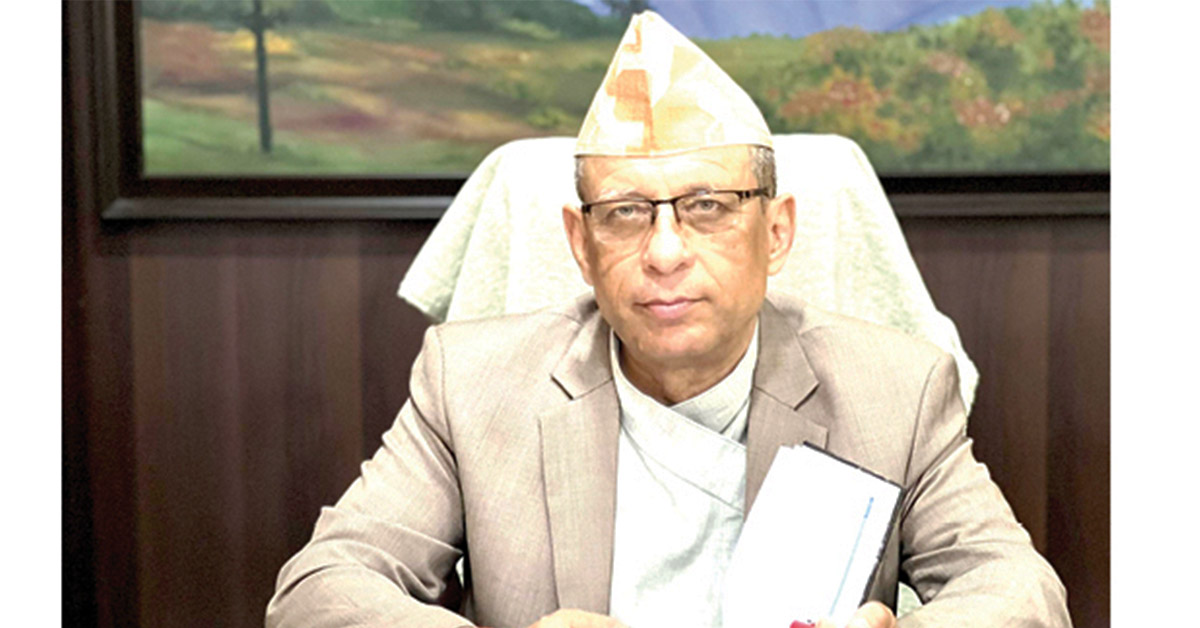 निवर्तमान प्रदेश मन्त्री अधिकारीलाई काठमाडौं ल्याइँदै