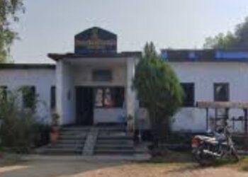 सवारी दुर्घटना न्यूनीकरणका लागि ट्राफिक प्रहरीले थाल्यो सवारीमा स्टिकर टाँस्ने अभियान