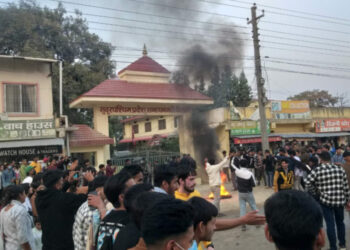 करारलाई स्थायी बनाउने कानुनको विरोधमा प्रदेश सभामा ढुङ्गा–मुडा