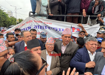 आन्दोलनमा नेताहरु आएपछि शिक्षकले गरे नारावाजी