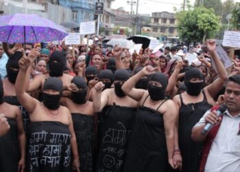 काठमाडौंमा सहकारी पीडितको अर्धनग्न प्रदर्शन