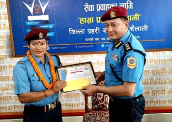 महिलाको ज्यान बचाउने प्रहरी जवान पुरस्कृत