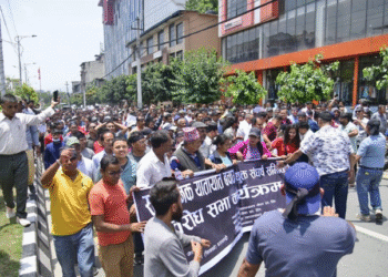 यातायात व्यवसायीले कालो झण्डासहित विरोध र्‍याली निकाले