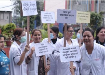 देशभरका नर्सहरू सडकमा, न्यूनतम तलब र सुविधा सुनिश्चित गर्न दबाब