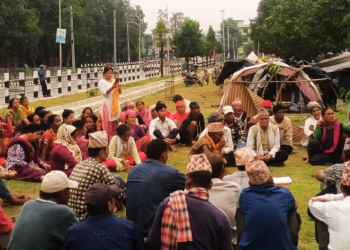 कञ्चनपुरका आरक्षपीडित प्रशासन अगाडि टहरामै रात बिताउँदै