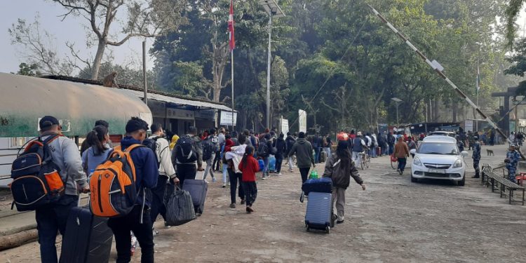 त्रिनगर नाकाबाट भारततर्फ रोजगारी खोज्नेको चहलपहल बढ्दो