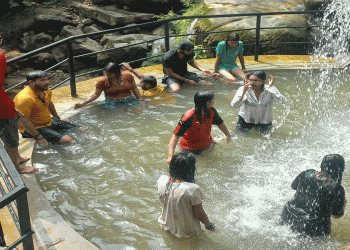 आमपानी झरनामा बढ्दो आकर्षण, गर्मीसँगै पर्यटकको चहलपहल तीव्र