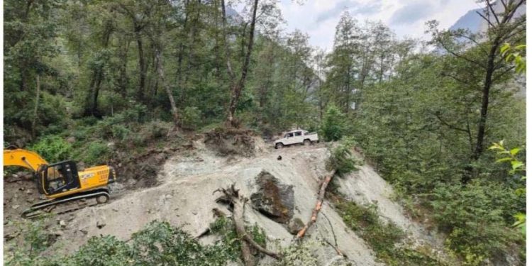 वर्षौँको प्रतीक्षापछि सडक सञ्जालसँग जोडिँदै अपिहिमाल