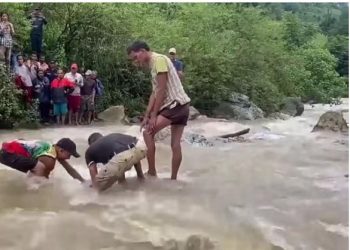 दार्चुलामा काठको पुल भत्किँदा खोलामा बगेर एक जनाको ज्यान गयो