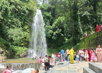 गर्मीबाट राहत खोज्दै बुडर झर्नामा बढ्यो आन्तरिक पर्यटकको आकर्षण